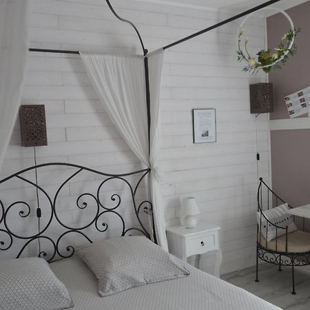 Au Coeur Du Bien Etre, chambre d'hôtes avec piscine chauffée et couverte, SPA, sauna, massages Monteaux Extérieur photo